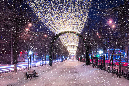 冬季公园的雪花在夜间 圣诞节装饰 灯光和人行道都布满了雪城市雪景灯笼季节圣诞小路长椅胡同场景调子图片