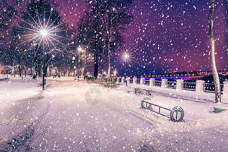 冬季公园的雪花在夜间 圣诞节装饰 灯光和人行道都布满了雪圣诞降雪季节场景路面冻结灯笼城市天气调子背景图片