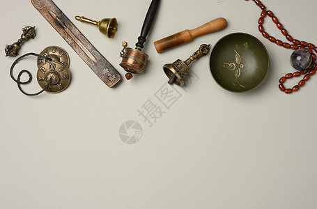 藏族歌唱铜碗 灰色背景的木棍 冥想用物和替代药物 顶层视线图片