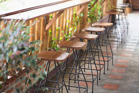 咖啡厅的木制椅子和木制桌阳台午餐绿色花园家具房子食物餐厅桌子白色图片