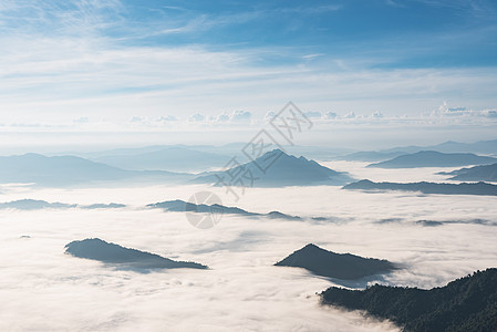 早晨有山雾蓝的天空图片