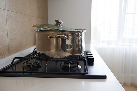 室内厨房的煤气炉 不锈钢锅 烹饪用具概念烤箱午餐食物器具金属平底锅火炉厨具装饰风格图片