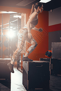 拳箱跳跃健身训练力量女士专注肌肉停留运动盒子健身房图片