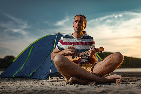 他所需要的就是音乐水平幸福日落乐趣男人吉他假期歌曲唱歌海滩图片