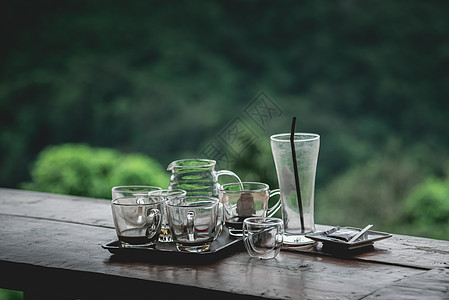 木桌上的黑咖啡杯图片