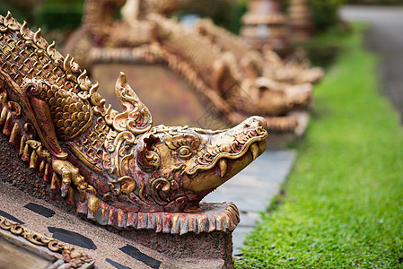 金龙雕像 泰国宗教旅游金子寺庙力量尾巴雕塑古董装饰皇帝图片