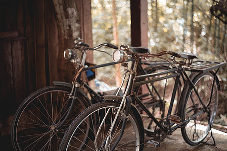 旧自行车的特写图片