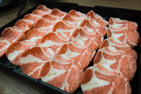 烧烤用生牛肉片或日式八金厨房猪肉奶牛炙烤大理石美食派对自助餐芝麻用餐图片