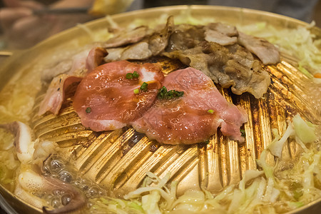 烧烤用生牛肉片或日式八金派对美食食物自助餐炙烤厨房芝麻牛肉盘子大理石图片