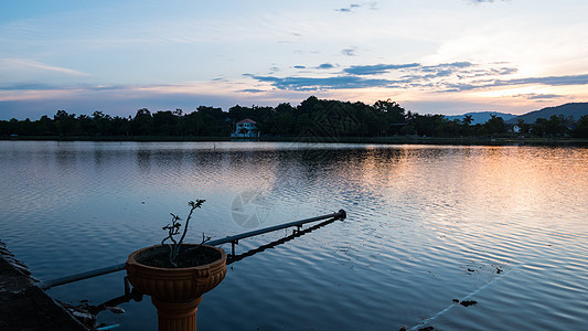 与傍晚的河流和山夕图片