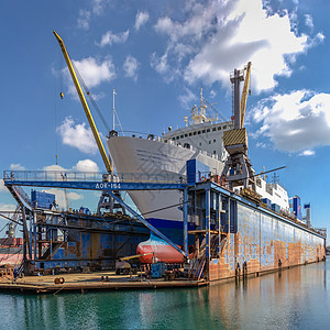 在船坞干码头的大型船舶船厂绘画船运检测工作血管电镀工人技术起重机图片
