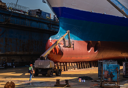 绘制船底的油漆晴天绘画运输甲板码头工人造船船运工作电镀技术图片