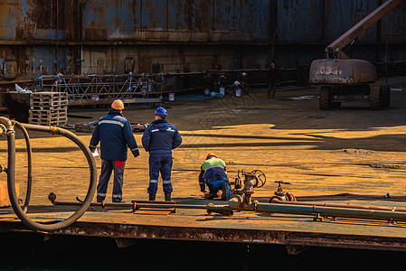 在一个船坞干码头工人图片
