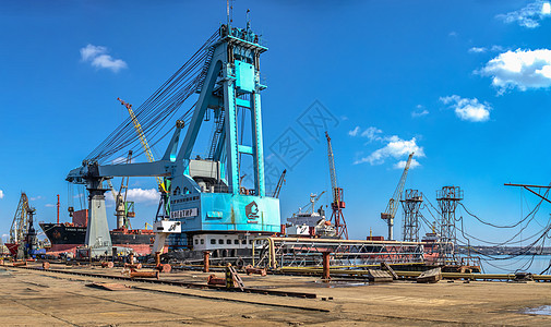 乌克兰切尔诺莫尔斯克大船坞起重机机械晴天工作检测电镀修理工业码头造船船坞图片