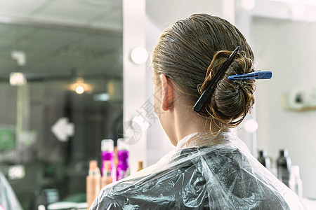 在美容院染发 年轻女孩在染色过程中发型师职业刷子染料发型美容师理发工作室造型师女性图片