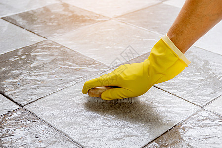 手上戴着黄色橡胶手套 正用木地板擦洗器用地板清洁剂擦洗瓷砖地板刷子海绵灰尘清洁工房子家务浴室工作簸箕粉末图片