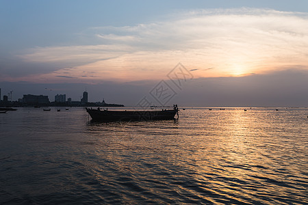 旧船的海上日落图片