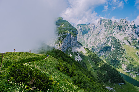 瑞士阿尔卑斯山的巨型岩层 独特的山峰 萨克斯卢克的瑞士阿尔卑斯山峡谷旅游山脊爬坡花朵石灰石山脉草地岩石旅行图片