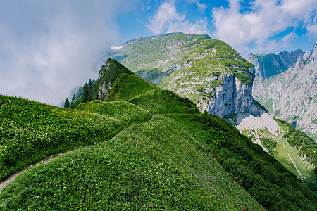 瑞士阿尔卑斯山的巨型岩层 独特的山峰 萨克斯卢克的瑞士阿尔卑斯山石灰石悬崖草地峡谷远足高山风景旅游编队花朵图片