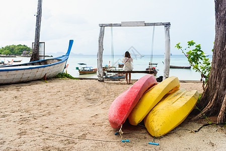 泰国海滩上多彩多彩的皮艇图片