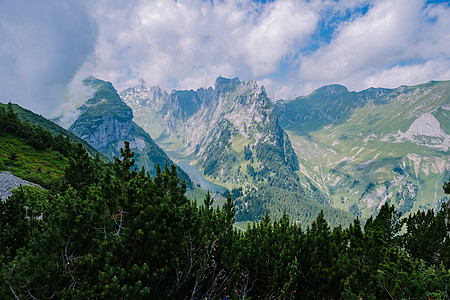 瑞士阿尔卑斯山的巨型岩层 独特的山峰 萨克斯卢克的瑞士阿尔卑斯山爬坡山脉旅行草地高山编队石灰石岩石山脊远足图片