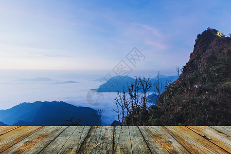 林地雾和云雾山山谷景观图片