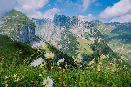 瑞士阿尔卑斯山的巨型岩层 独特的山峰 萨克斯卢克的瑞士阿尔卑斯山旅行编队高山山脉山脊远足岩石石灰石草地爬坡图片