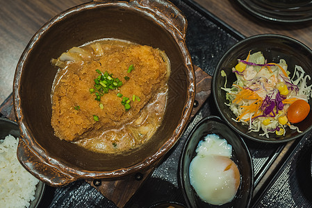 炸鸡块盖饭深火烧猪肉 饭碗上煮着新鲜鸡蛋顶 日本基本食品蔬菜解雇美食大学盖饭教师沙拉盘子食物油炸背景