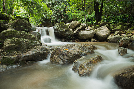 泰国江莱瀑布的瀑布国家木头公园石头热带流动森林叶子丛林美丽图片