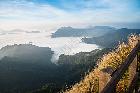 迷雾和云雾山山谷地貌风景美丽林地顶峰丛林日落公园热带薄雾国家图片