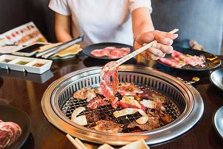 烧烤用生牛肉片或日式八金奶牛肋骨厨房烹饪派对盘子炙烤大理石用餐自助餐图片