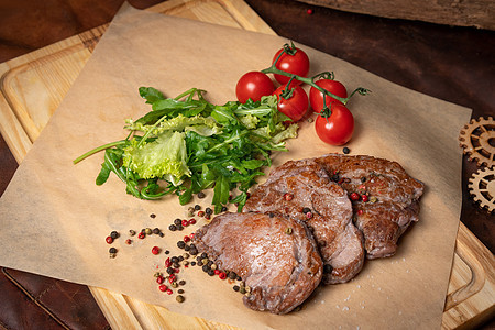 猪肉片配生菜沙拉 芝麻菜籽胡椒混合物和樱桃番茄 餐厅的概念 餐厅食物 烧烤理念图片