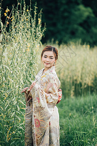 女孩可爱与日本浴衣竹子女士和服传统戏服裙子文化花园乐趣旅行图片