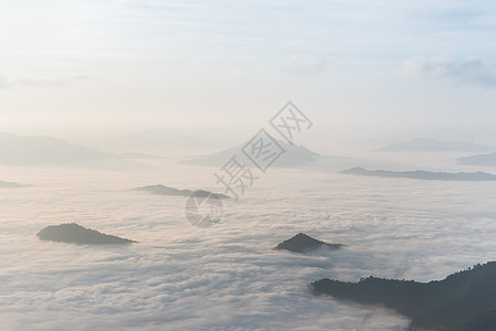 迷雾和云雾山山谷地貌热带顶峰风景爬坡国家环境森林旅行日落薄雾图片