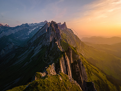 山中的日落 舍夫勒山脊瑞士阿尔卑斯山高山阿彭策尔内罗登瑞士 瑞士阿尔卑斯山雄伟舍夫勒峰的陡峭山脊草地岩石时段悬崖首脑山腰顶峰全景图片