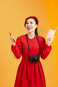 旅行概念 年轻 快乐的亚洲女性旅游女游客持有护照和机票 以橙色背景与世隔绝女孩蓝色假期工作室相机销售礼服飞机场女士红色图片