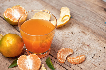 一杯橘子汁和新鲜果实食物桌子白色黄色绿色玻璃橙子热带茶点水果背景图片