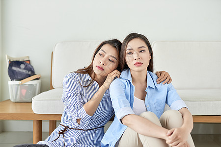 不开心的年轻女人 在家里和朋友分享她的问题吧朋友们成人女孩白色帮助悲哀安慰女士悲伤拥抱图片