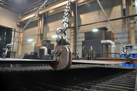 装填金属板的吊链和钩子工厂工业钣金后勤连锁店包装商业货舱起重机金属图片