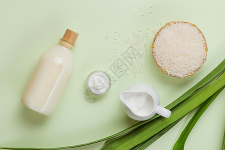 轻背景的牛奶和饭碗中的米玻璃谷物营养乳糖饮食饮料食物液体白色纤维图片