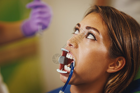 无痛苦与无压力女士牙科医生咨询牙齿斜角水平牙套假牙生活方式图片