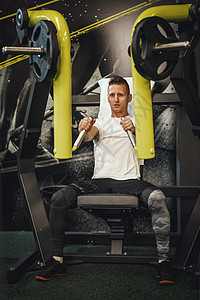 他从不跳过健身会话生活方式举重肌肉力量运动机器耐力运动员手臂重量图片