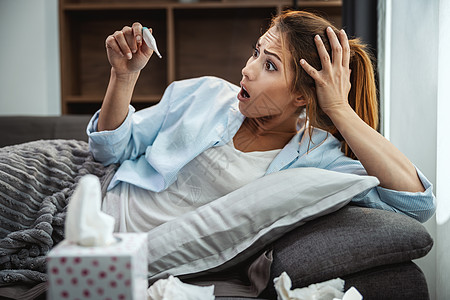 我总是病在错误的日子长椅喷嚏女士水平温度计发烧温度鼻子手帕感染图片