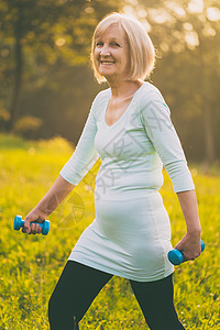 身高体重的年长妇女二头肌女士身体健康练习健身活动女性肌肉哑铃图片