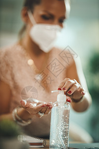 预防科罗纳病毒女士工作卫生隔离社交办公室选择性打扫消毒剂防护图片
