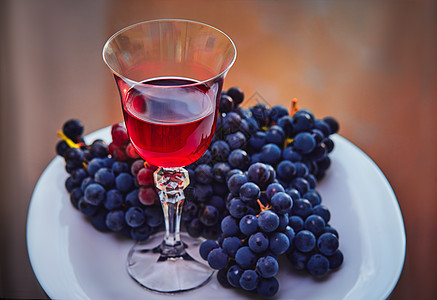 葡萄本底的红酒杯子图片