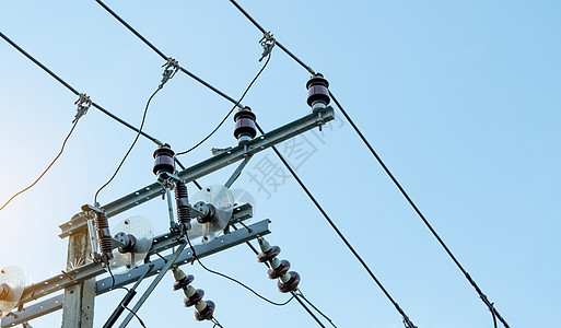 通过电网传输电力的三相电力 支持制造业的电力 高压电线杆和电线线路反对蓝天 力量和能量图片