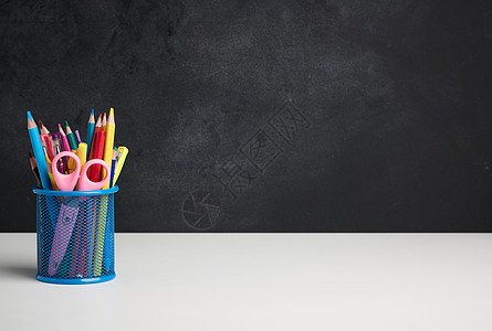 用笔 铅笔 毛笔和剪刀在空黑粉笔板底面的金属玻璃 白桌木板学校课堂红色蜡笔学生桌子粉笔小学黑色图片