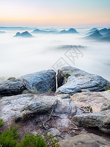 唤醒了迷雾的沙石山和乳润云层的变异峡谷踪迹射线薄雾农村阴霾爬坡山峰林地地平线图片