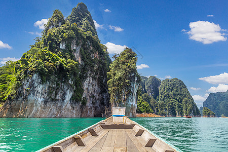 在大坝湖上有山的湖上图片